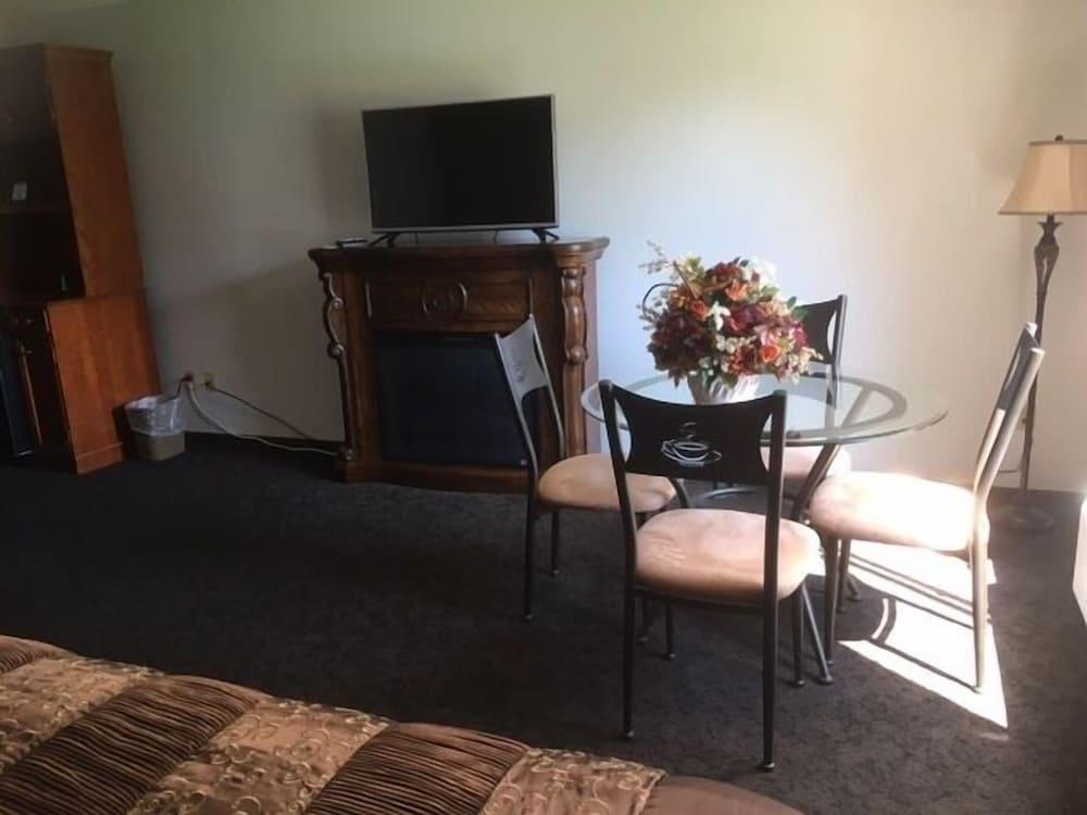 Shawano Four Seasons Hotel photo 16