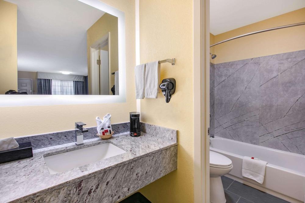 Days Inn by Wyndham Waco Near Downtown/University photo 18