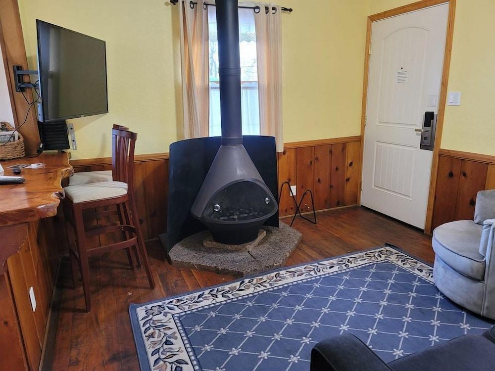 Hillcrest Suites & Cabins photo 2