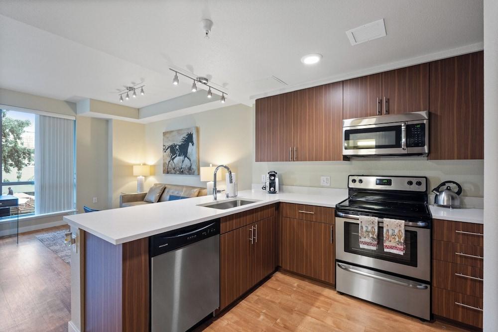 Global Luxury Suites at Woodbury photo 12