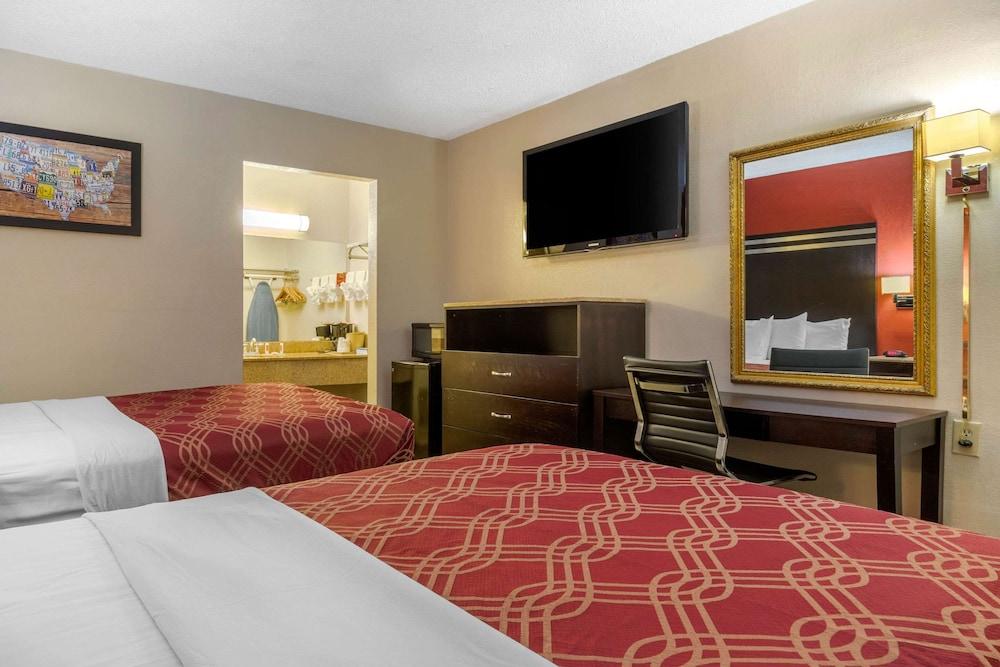 Econo Lodge Columbia Fort Jackson photo 12