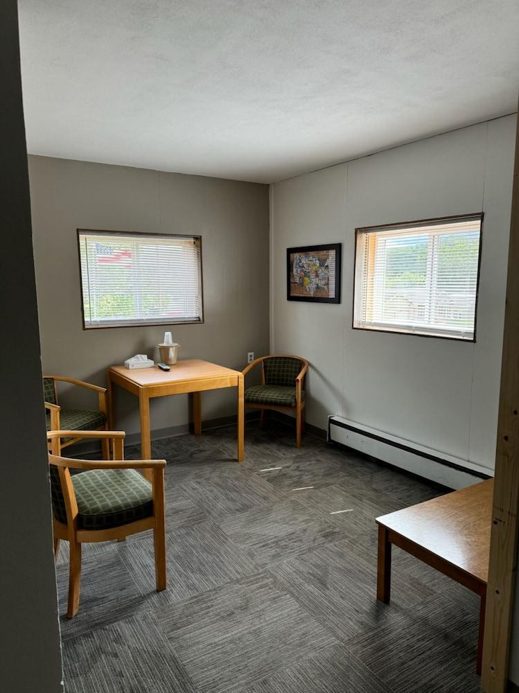 Maple Ridge Motel photo 10