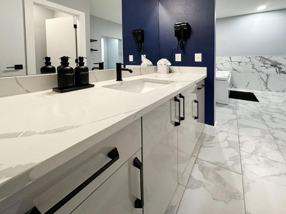 BayVue Hotel, Resort and Suites photo 55