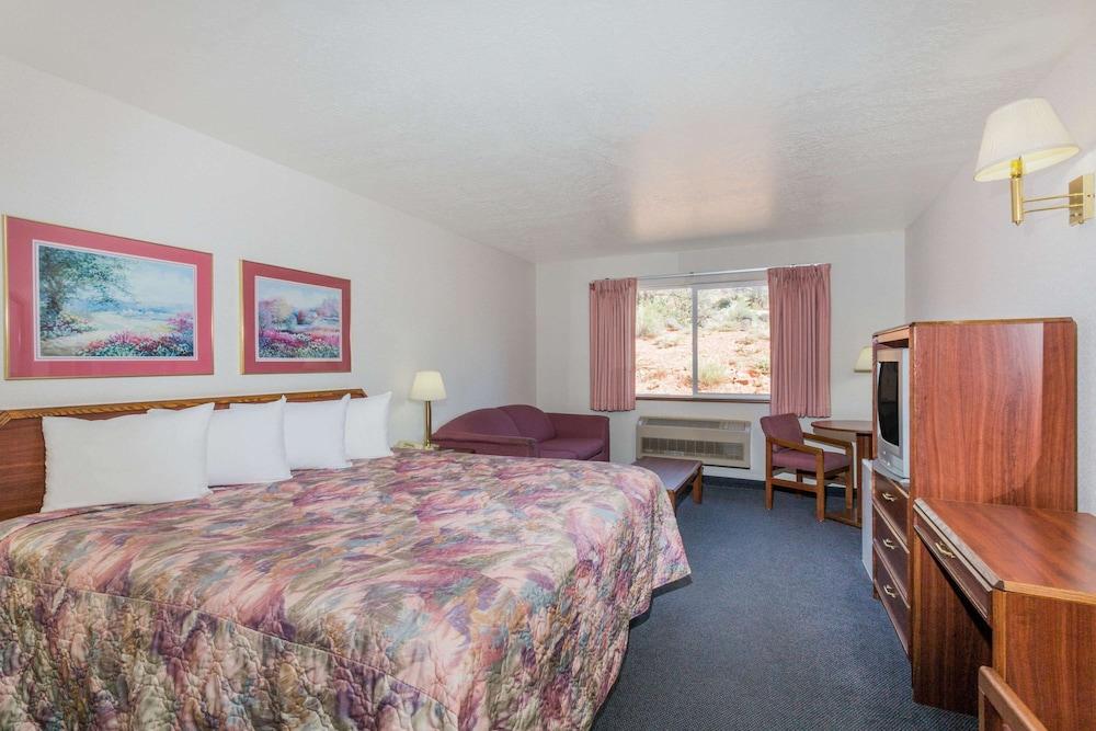 Days Inn by Wyndham Torrey Capital Reef photo 12