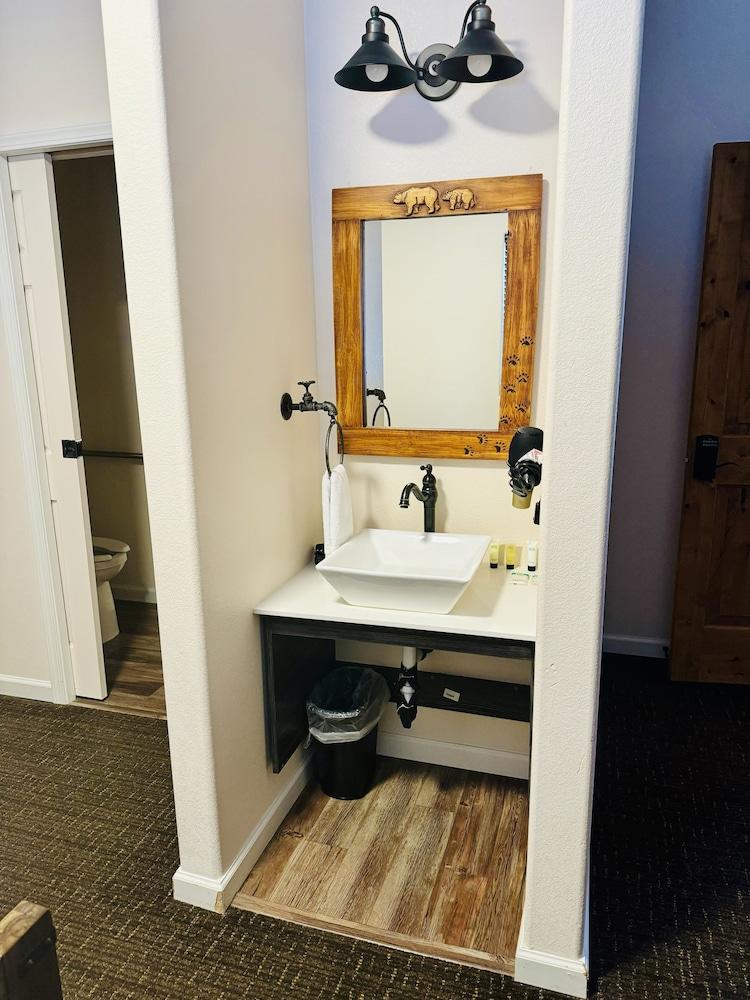 Grizzly Lodge Motel photo 2