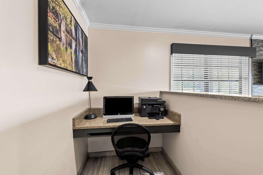 Best Western Delhi Inn photo 29