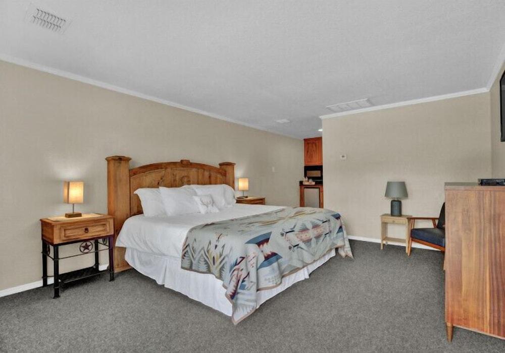Maven's Inn & Grill photo 3