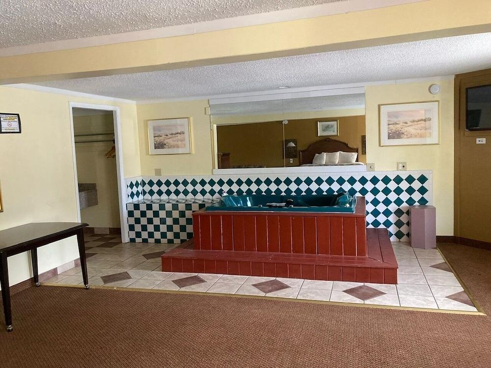 Rodeway Inn & Suites Saginaw I-675 photo 34