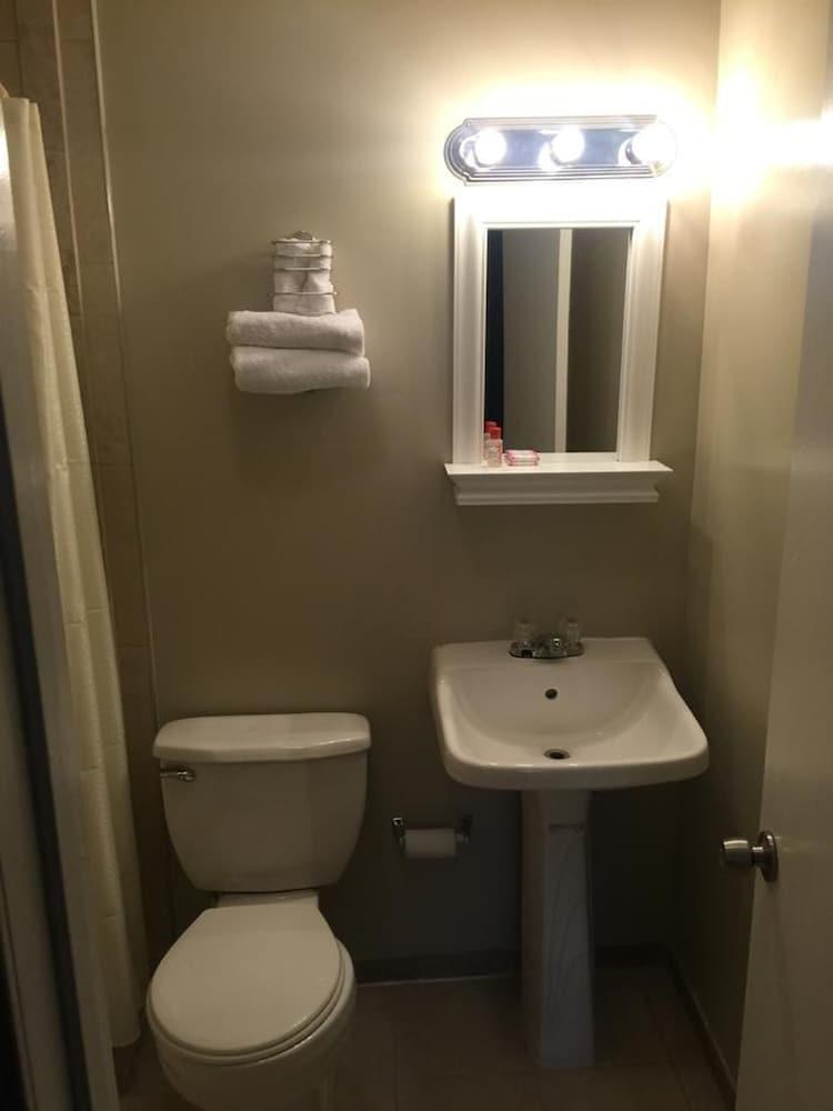 Scottish Inn and Suites photo 5