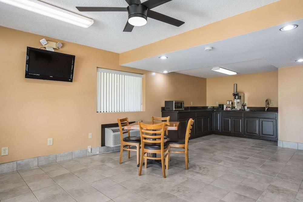 Rodeway Inn & Suites photo 60