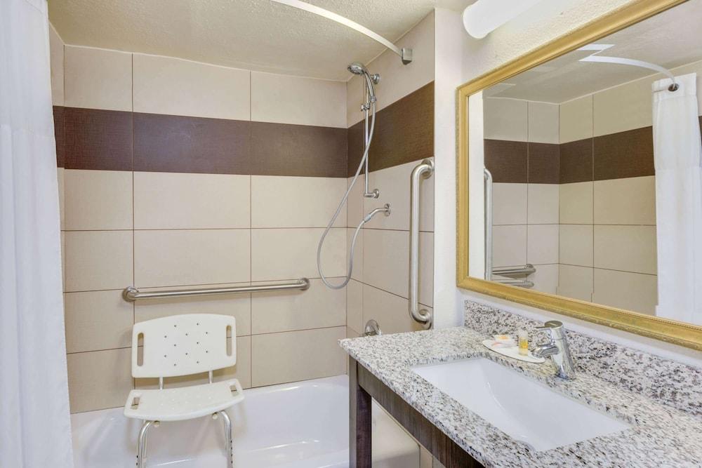 Days Inn by Wyndham Birmingham/West photo 12