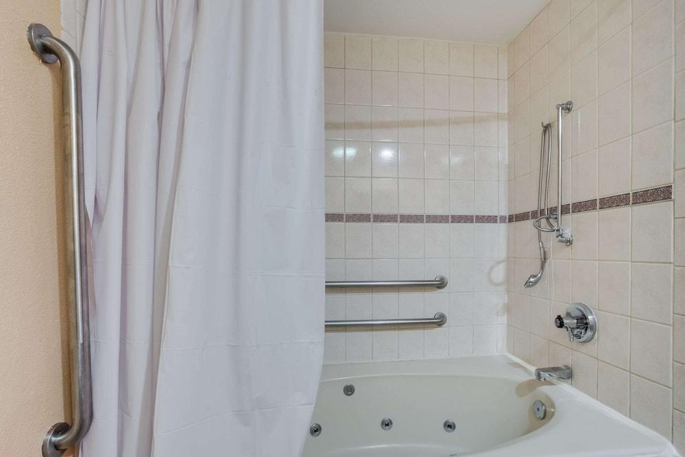 Quality Inn Lees Summit - Kansas City photo 26