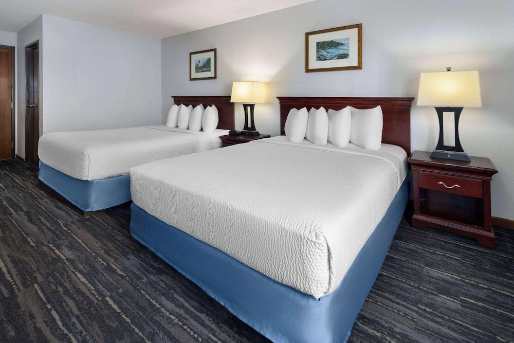 Days Inn by Wyndham Iron Mountain photo 20
