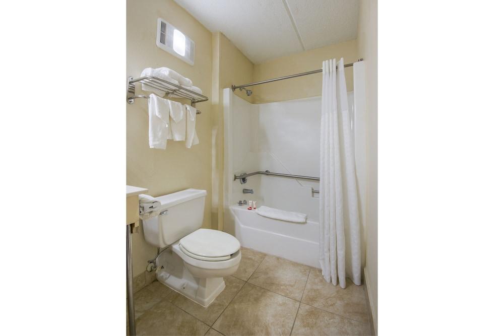 Econo Lodge Forest City photo 23