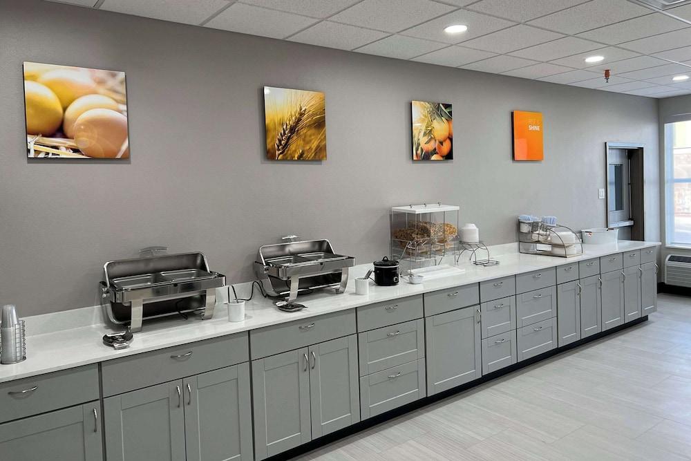 Comfort Inn & Suites photo 14