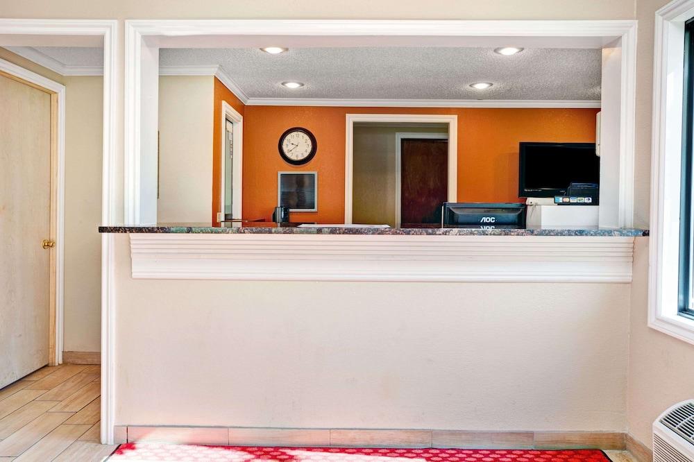 Knights Inn Sterling Heights photo 13