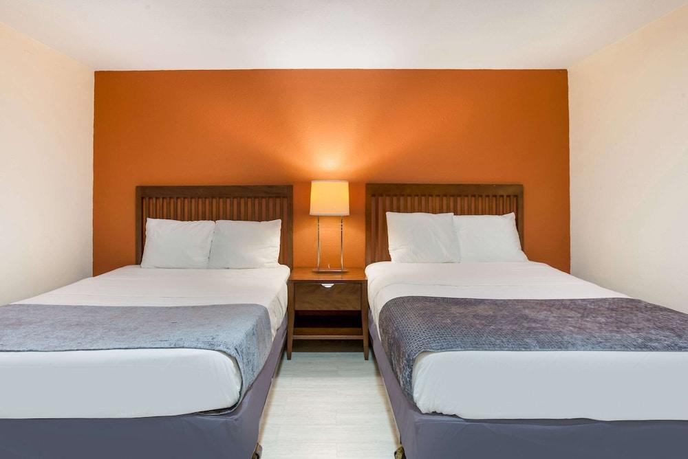 Rodeway Inn Berryville photo 10