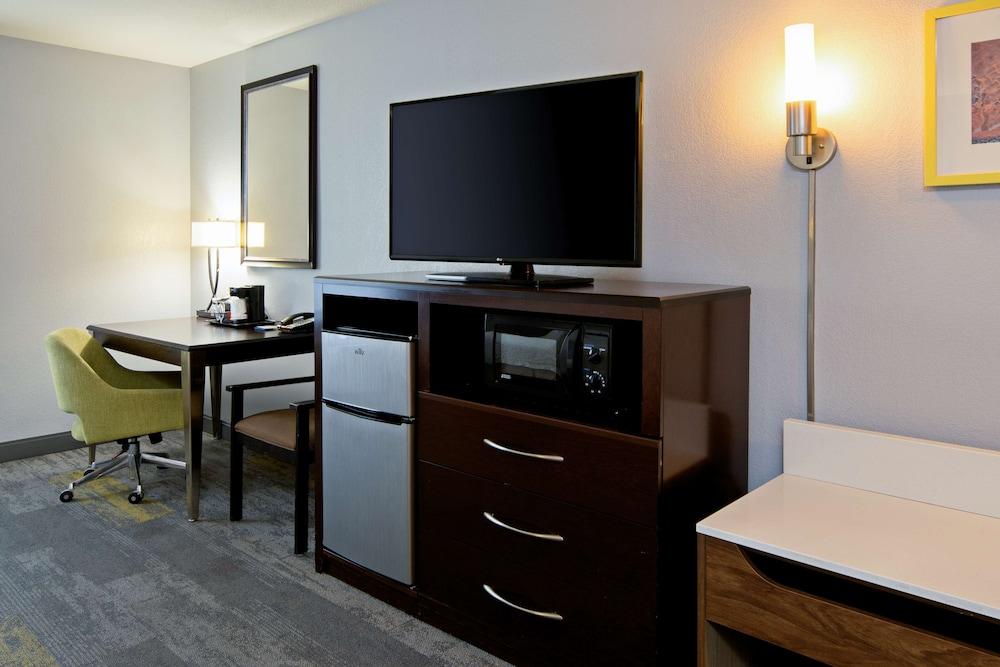 Hampton Inn & Suites Bakersfield/Hwy 58, CA photo 8