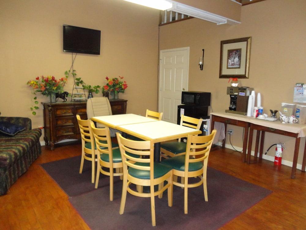 Royal Inn and Suites photo 19