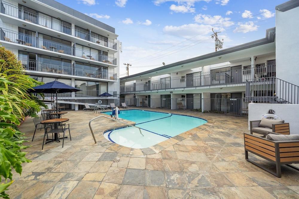 MC Pacific Inn & Suites photo 12