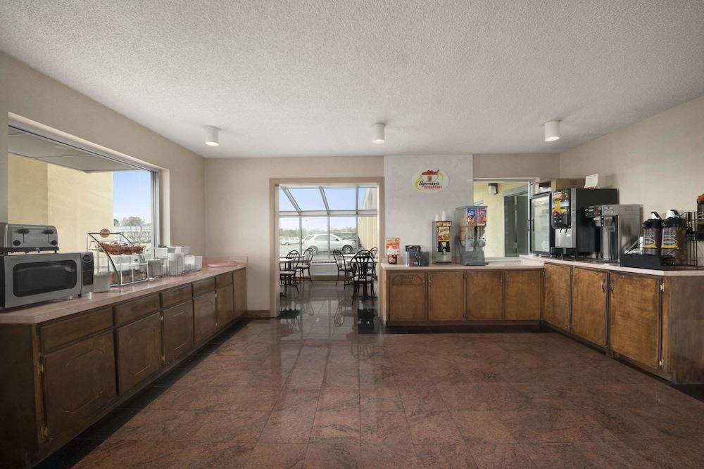 Super 8 by Wyndham Meridian photo 28