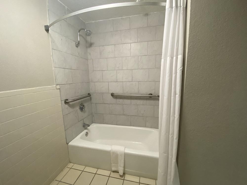 Days Inn by Wyndham Ozark photo 16