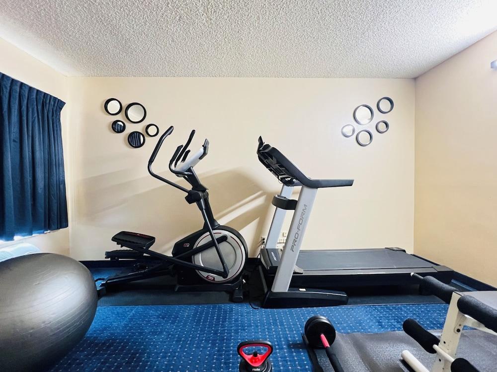 Hometown Inn & Suites photo 16