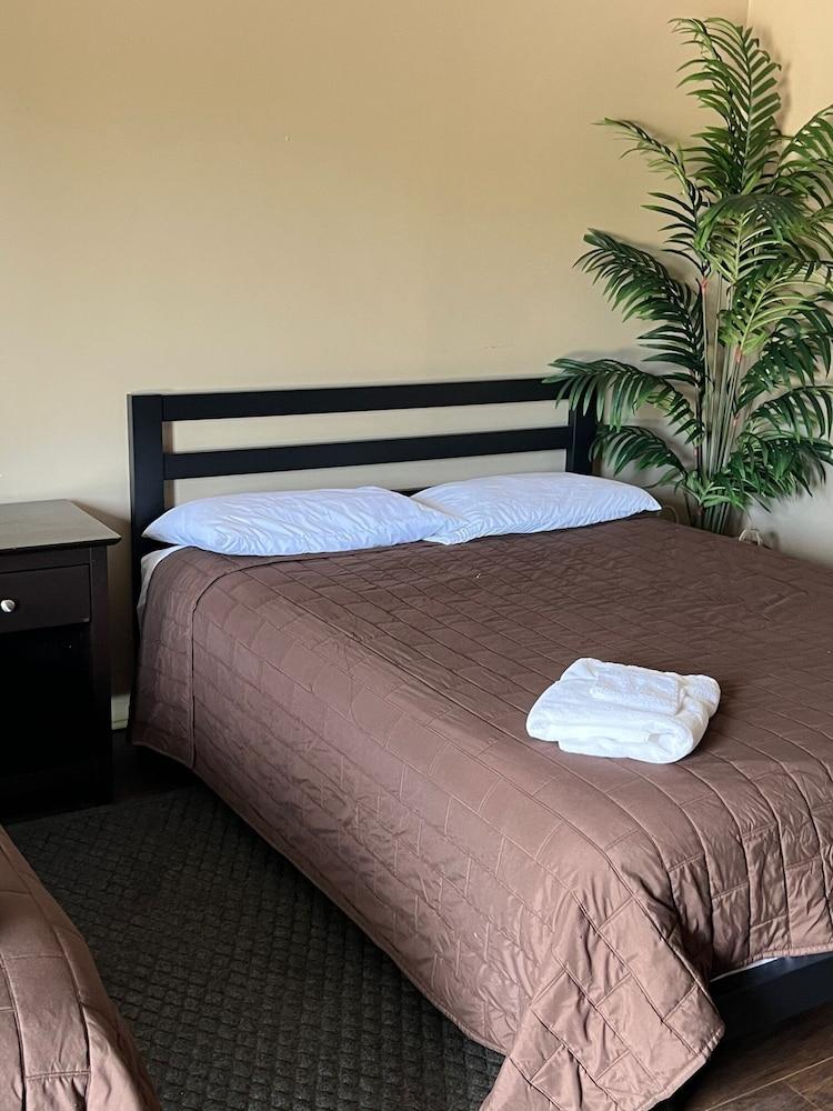 The Travelers Inn photo 8