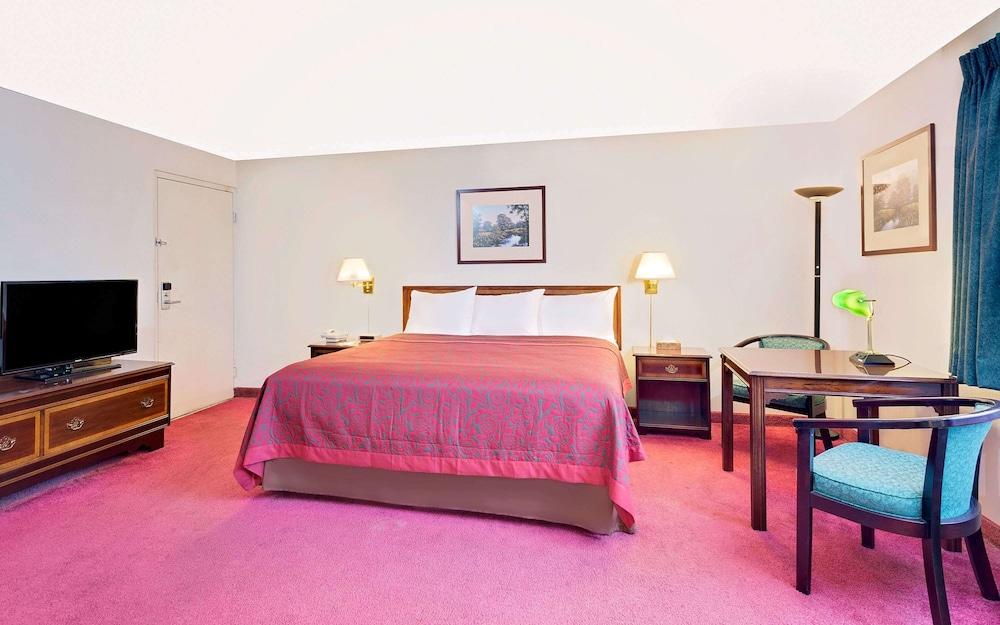 Days Inn by Wyndham Waynesboro photo 12