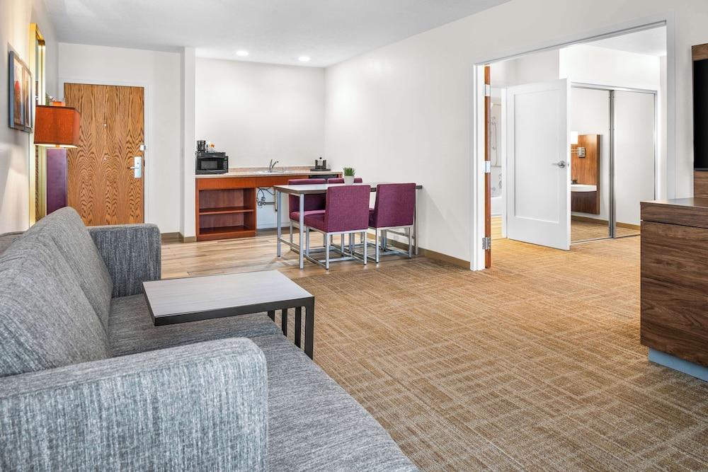 Hampton Inn Grand Rapids-North photo 25