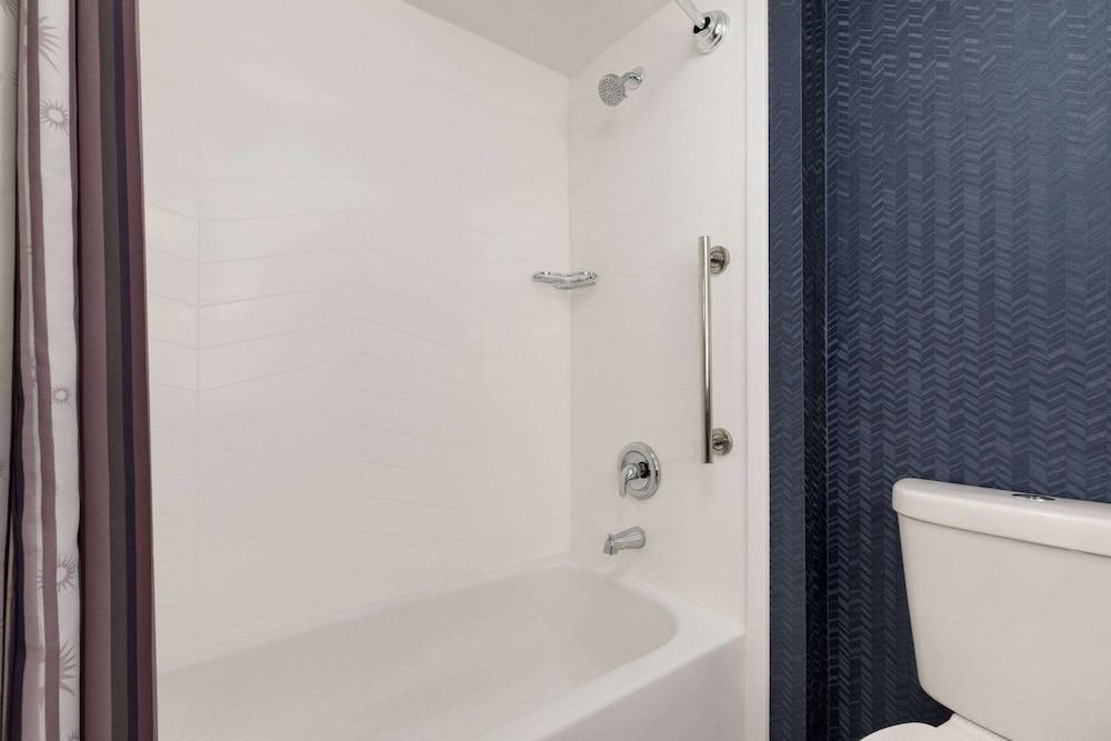 La Quinta Inn & Suites by Wyndham Austin Southwest photo 25