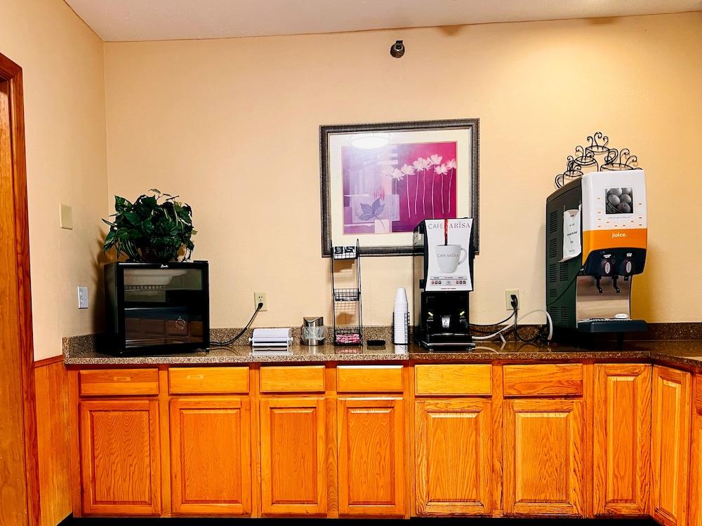 The Best Inn & Suites photo 6