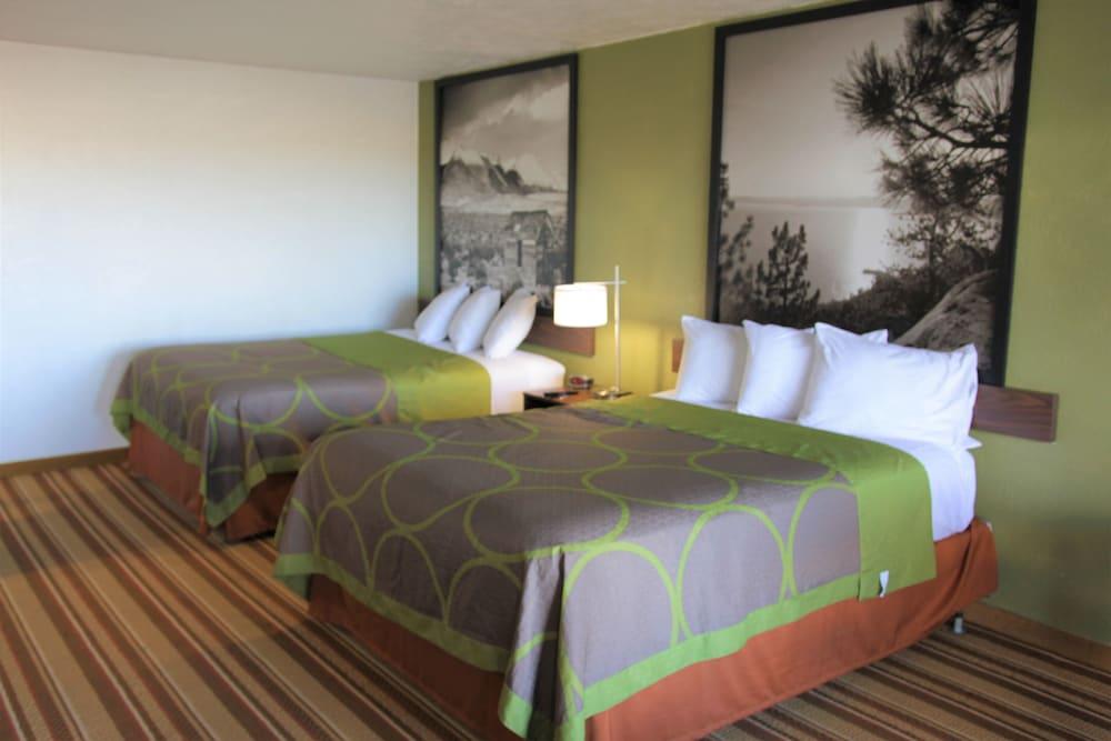 Super 8 by Wyndham Wells photo 11