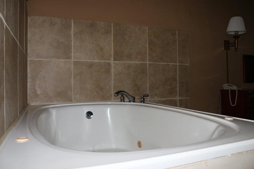 Magnolia Bay Hotel & Suites photo 6