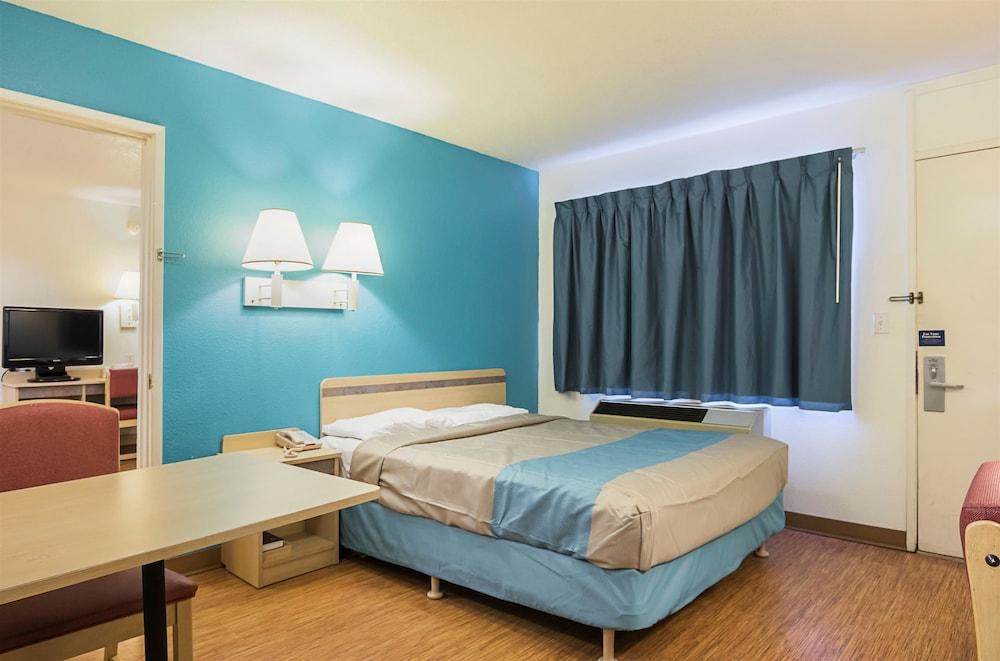 Motel 6 Rochester, MN photo 9