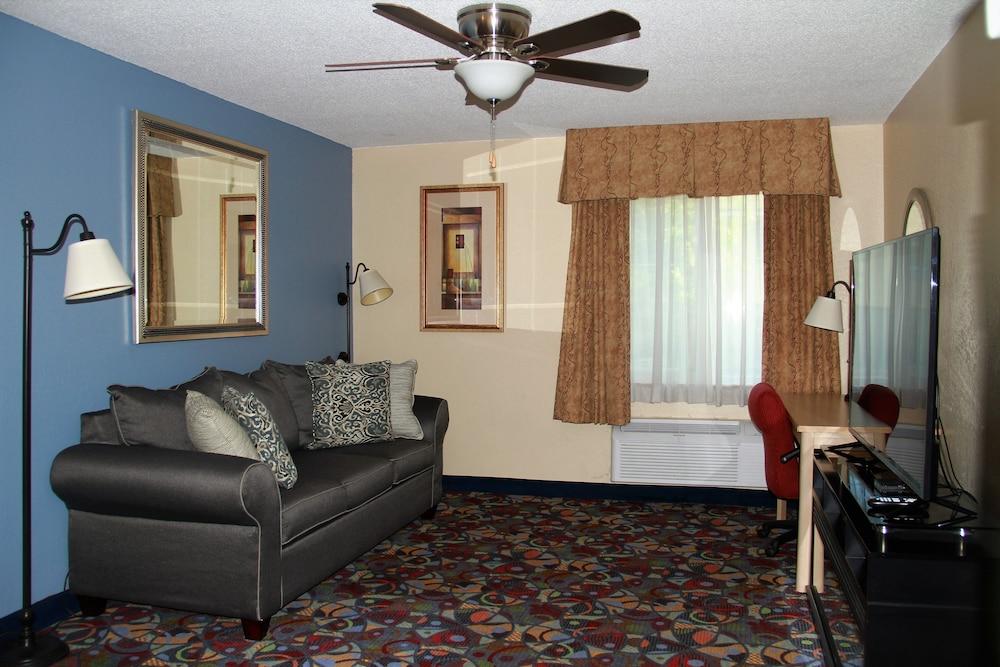 Baymont by Wyndham Stevens Point photo 33