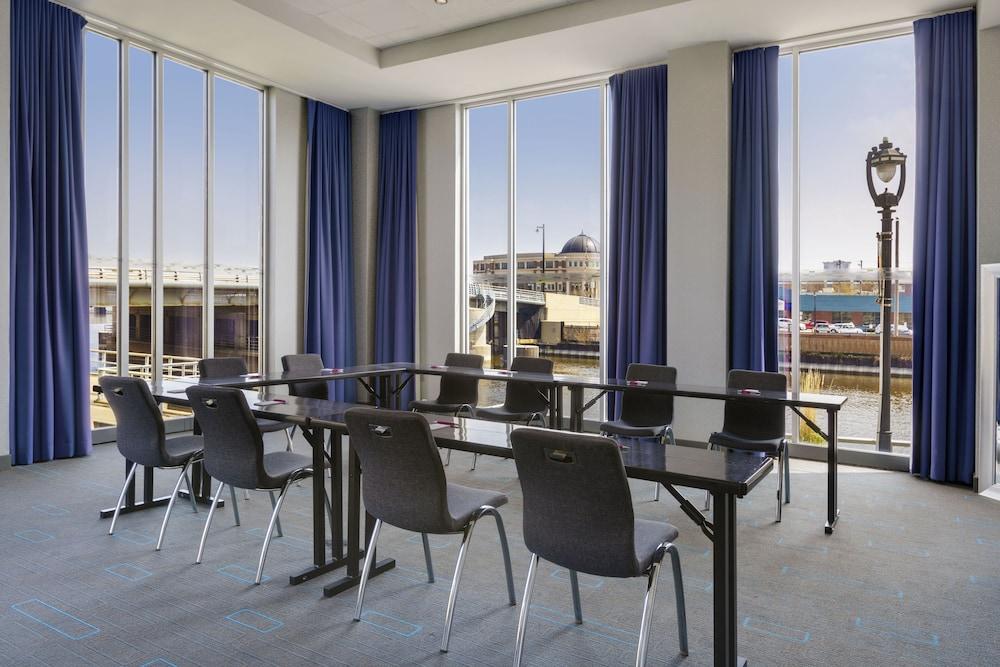 Aloft Milwaukee Downtown photo 42