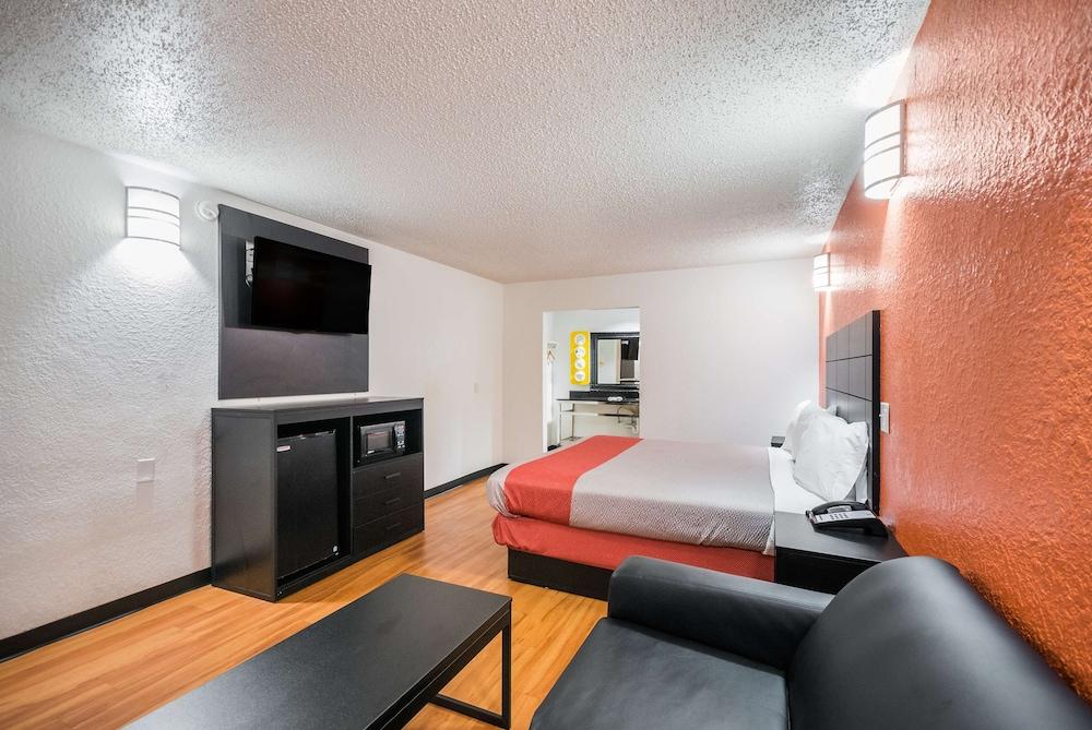 Motel 6 Houston, TX - Brookhollow photo 11