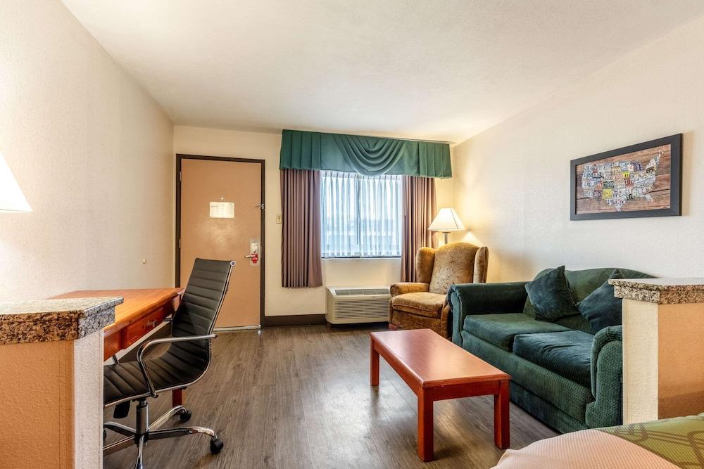 Econo Lodge Inn & Suites Memphis East photo 36