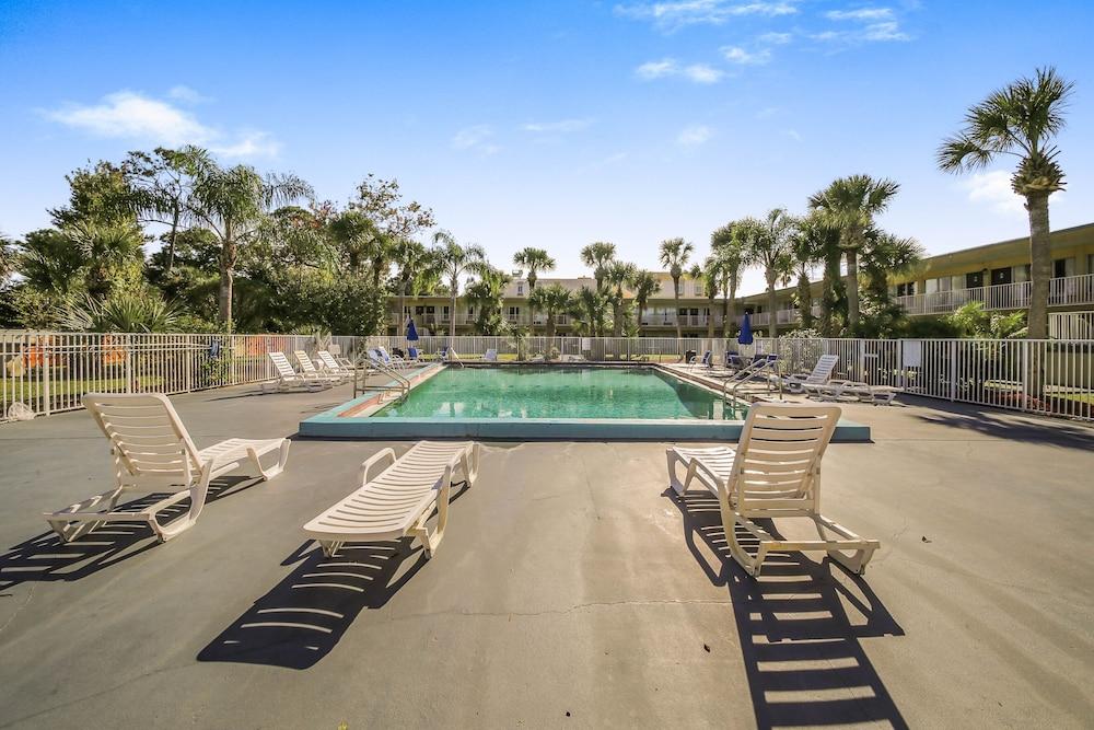Econo Lodge Daytona Beach - Speedway photo 17