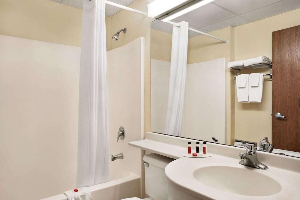 Travelodge by Wyndham Fort Scott photo 10