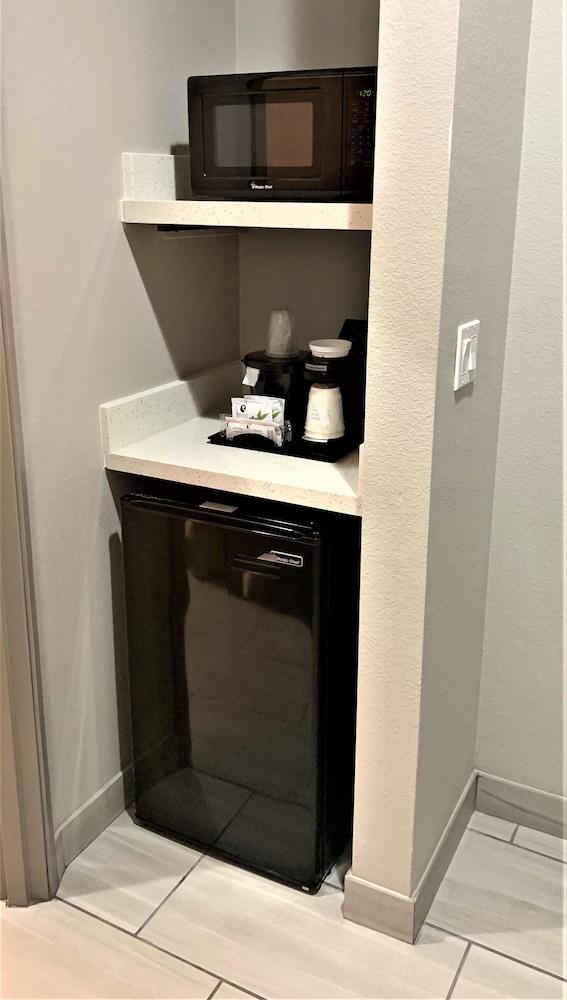 La Quinta Inn & Suites by Wyndham DFW West-Glade Parks photo 21