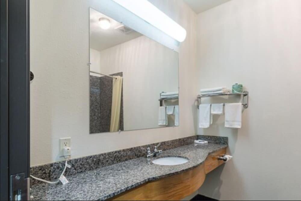 Budget Inn and Suites photo 4