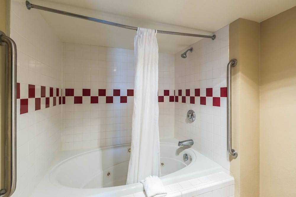 Rodeway Inn photo 22