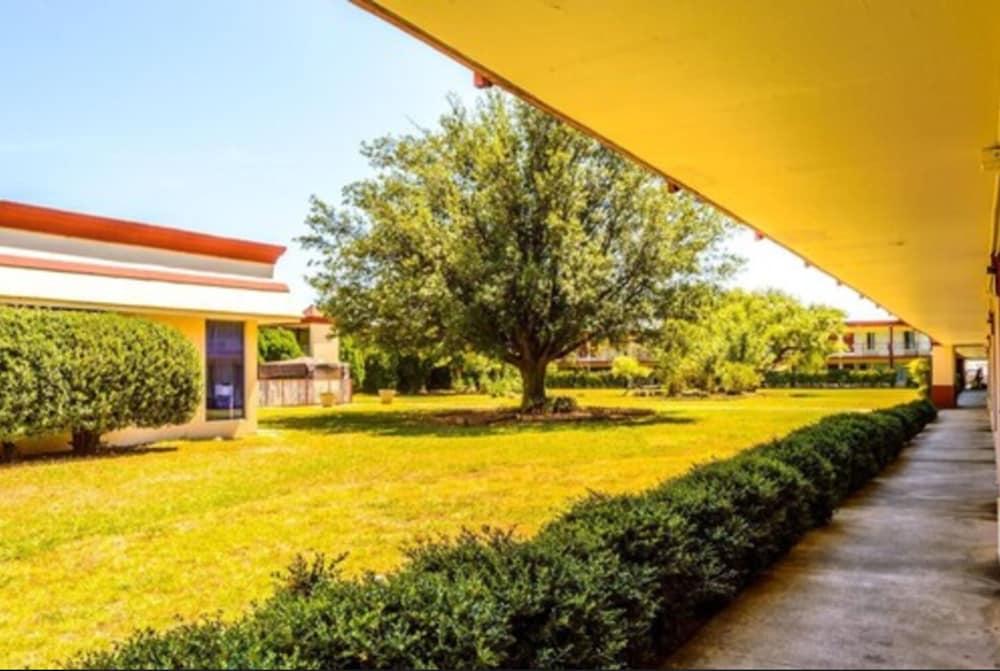 Executive Inn Hotel & Conference Centre photo 1