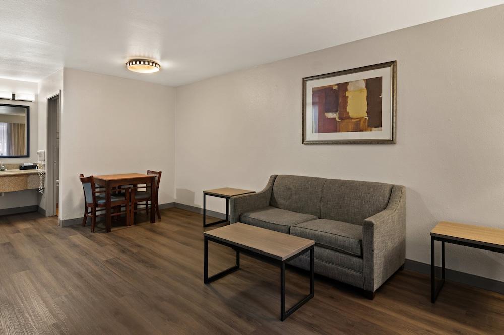 Red Roof Inn & Suites Irving – DFW Airport South photo 8