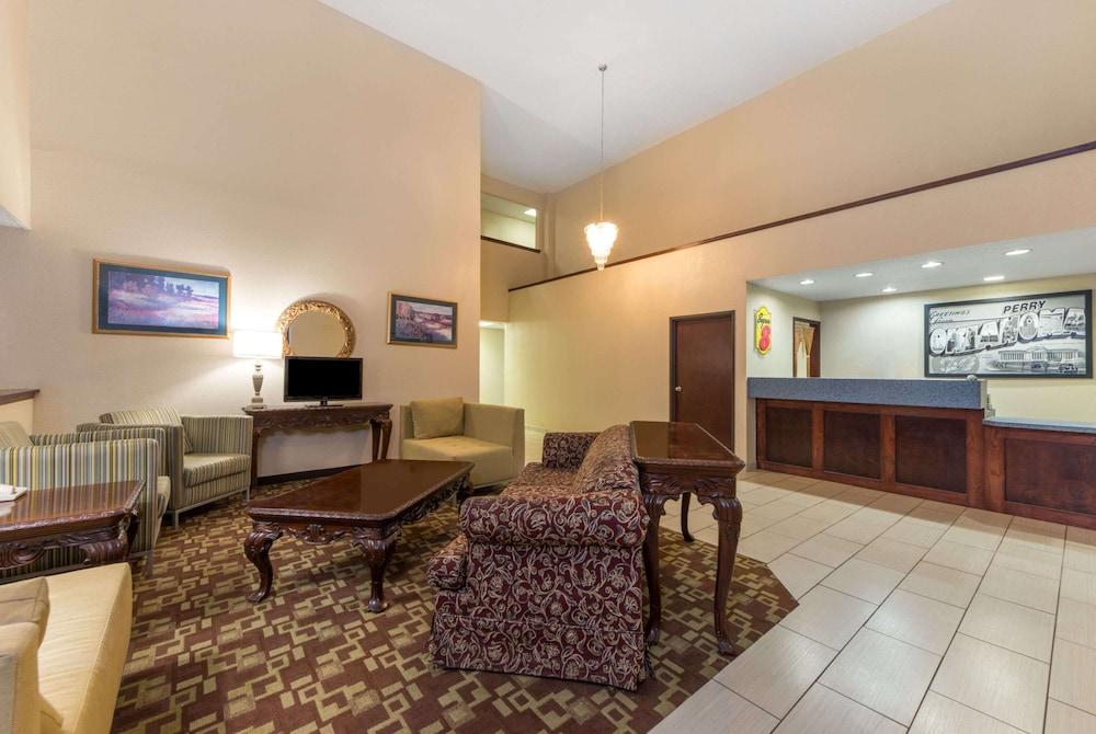 Super 8 by Wyndham Perry photo 13