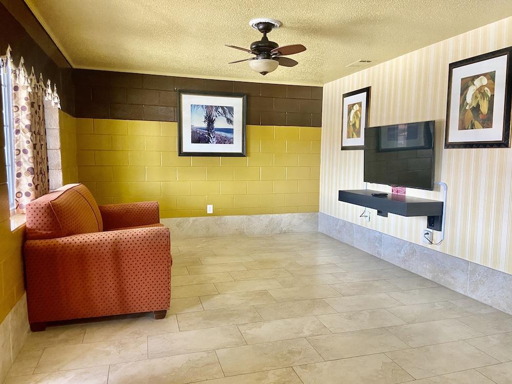 Savannah Inn and Suites photo 11