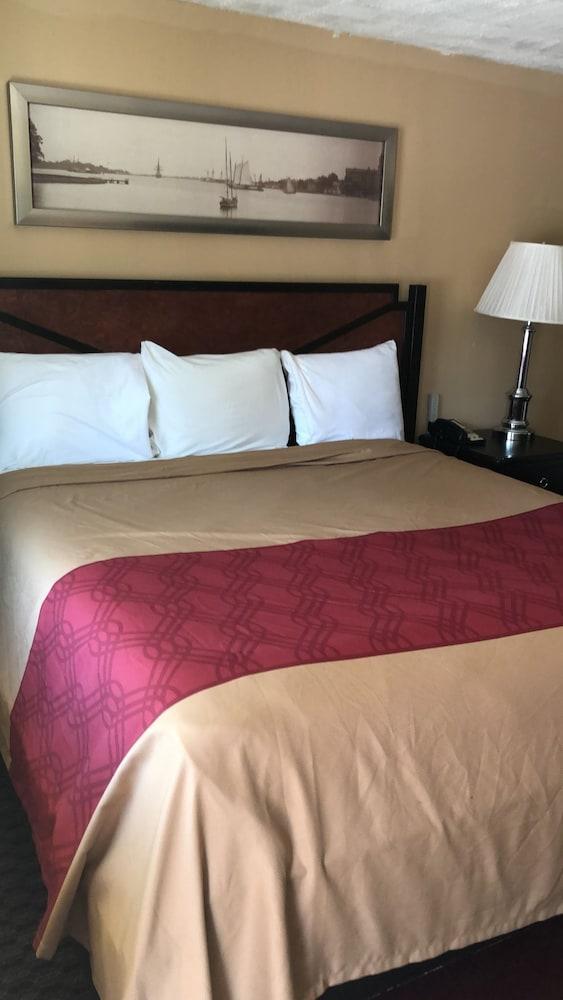 Rodeway Inn photo 7