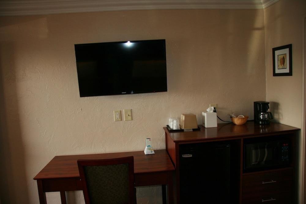 Civic Center Lodge photo 43